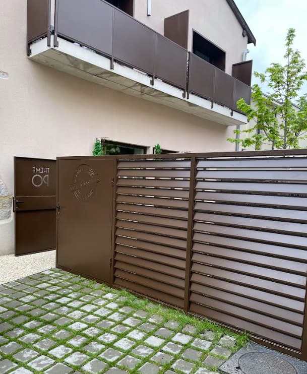 Portail acier ajouré motif laser découpe THERA Fermetures