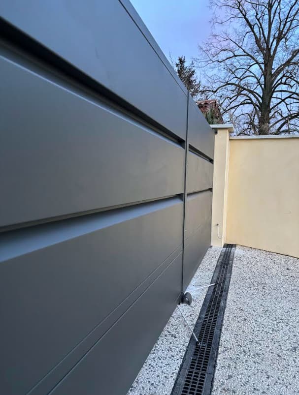 Portail battant acier moderne sur mesure THERA Fermetures