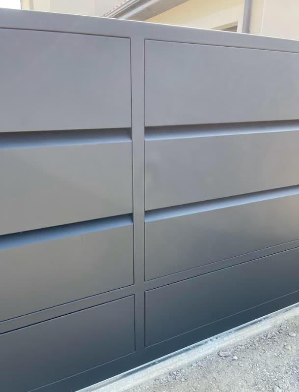 Portail coulissant acier sur mesure Lozanne THERA Fermetures