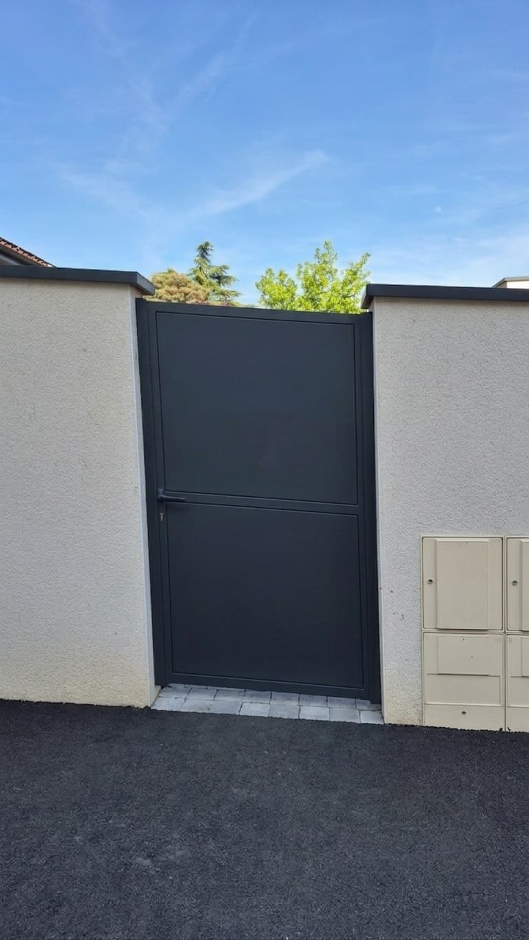 Portillon en acier sur pente — réalisation THERA Fermetures