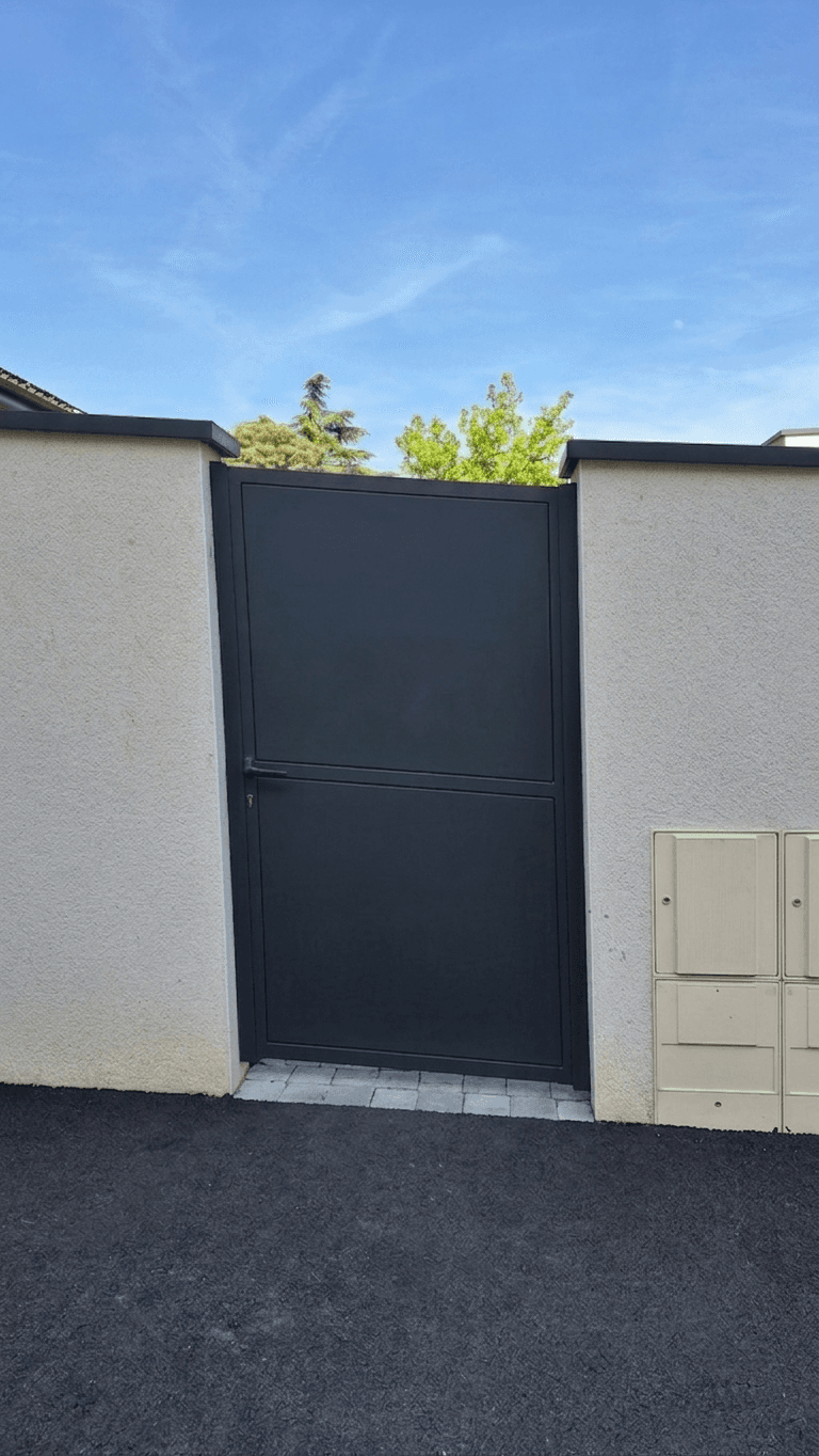 Portillon en acier sur pente — réalisation THERA Fermetures
