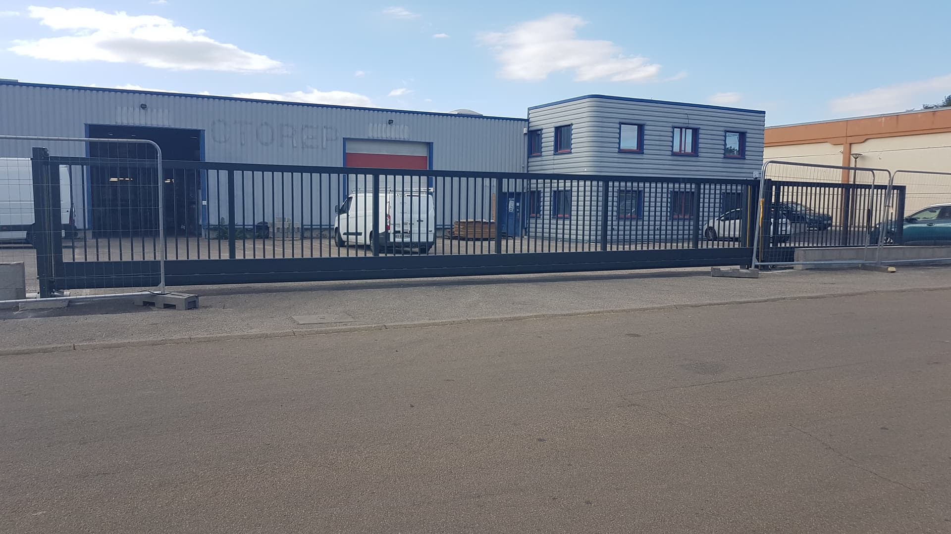 Portail autoportant aluminium industriel THERA Fermetures