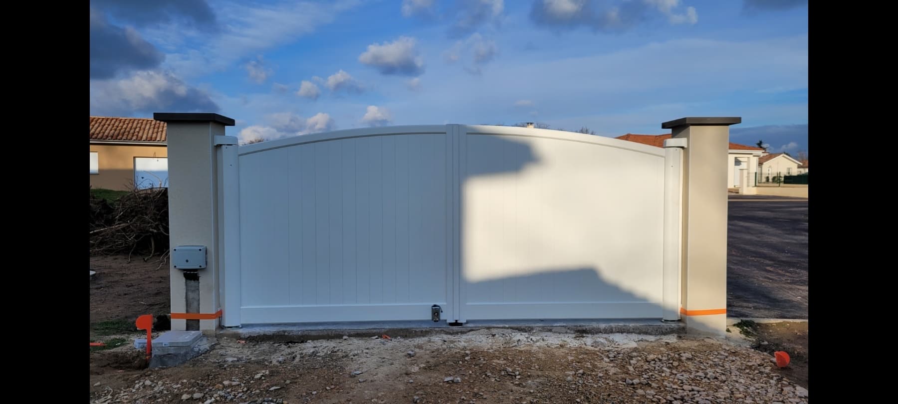 Portail battant aluminium motorisation intégrée Somfy THERA Fermetures