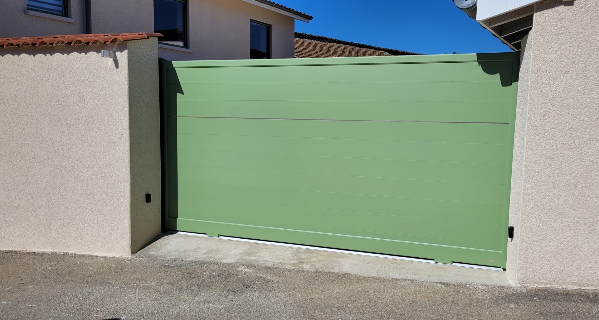 Portail coulissant aluminium installé à Chasselay par THERA Fermetures