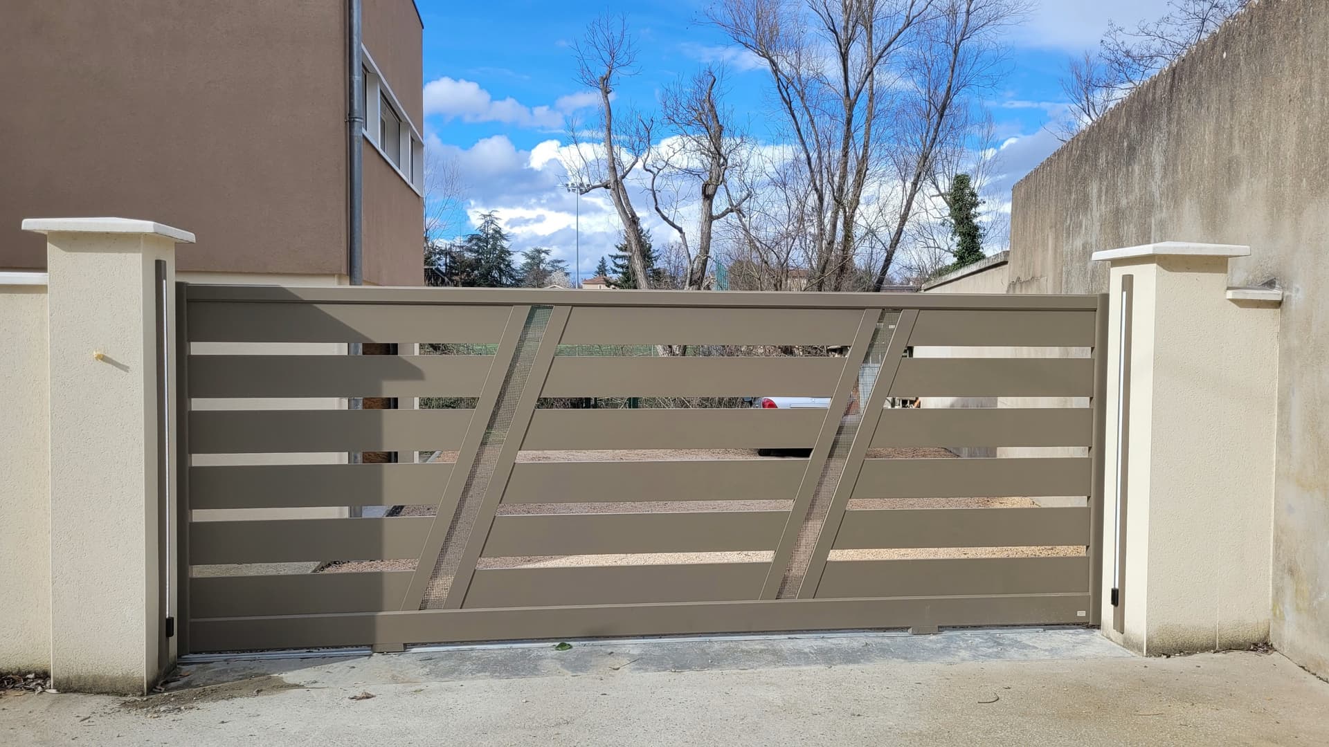 Portail aluminium coulissant THERA Fermetures
