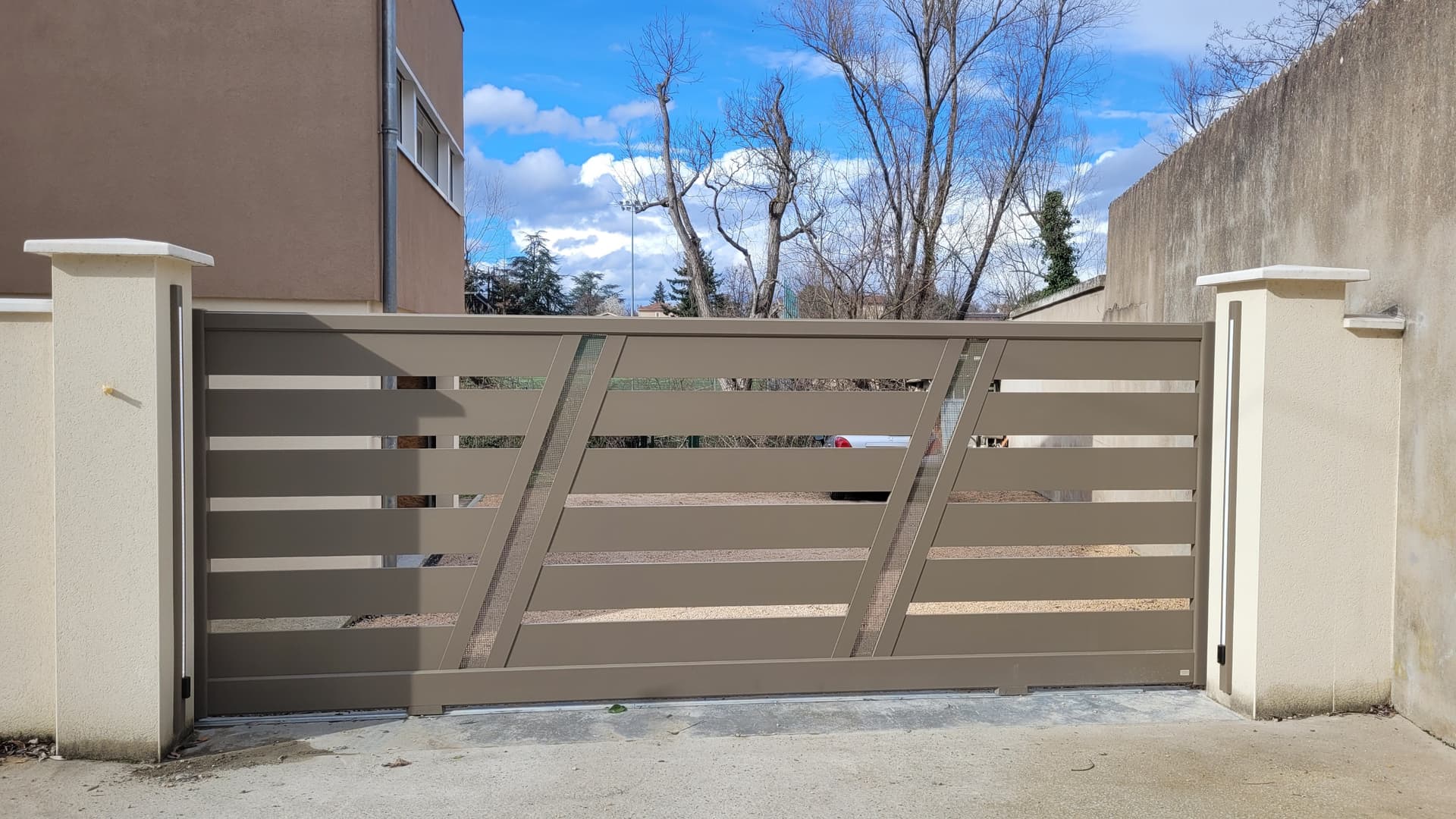 Portail coulissant aluminium THERA Fermetures