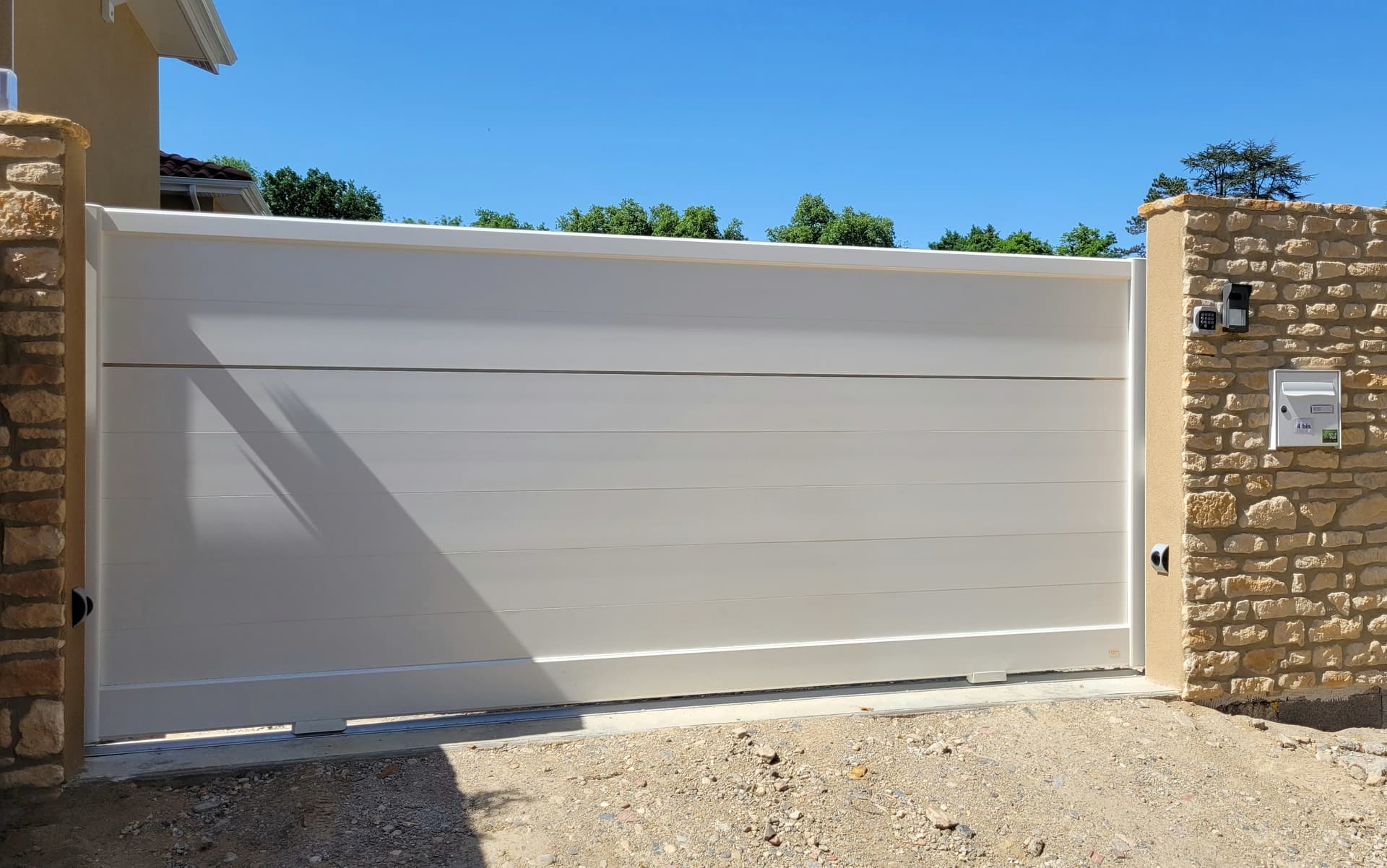 Portail coulissant aluminium Chazay d'Azergues