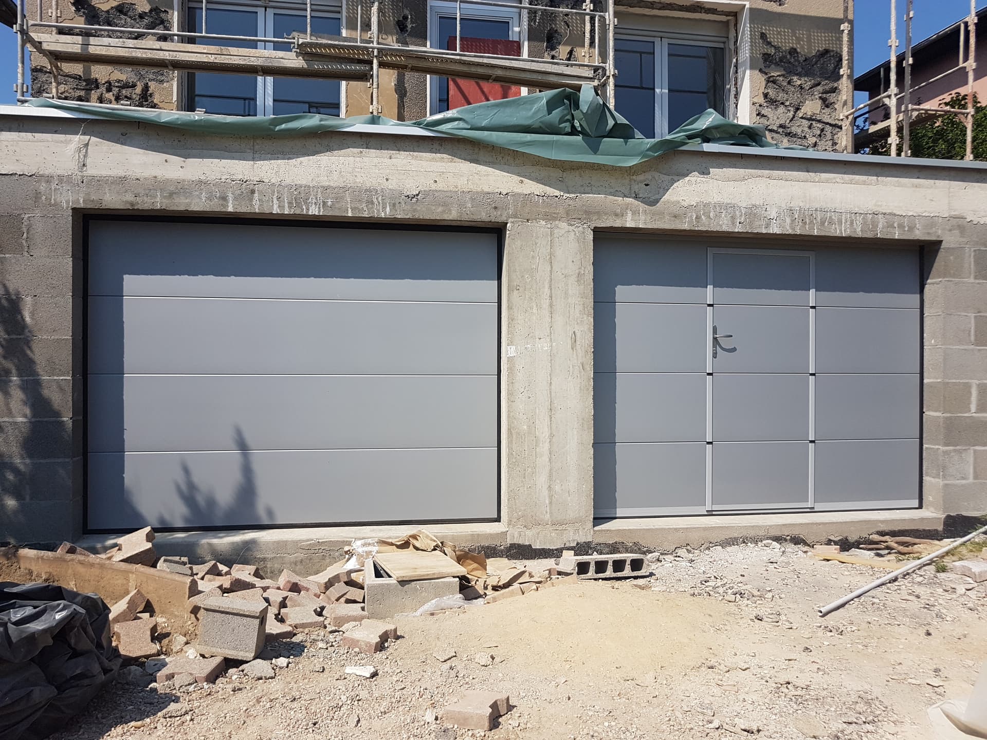 Porte de garage avec portillon