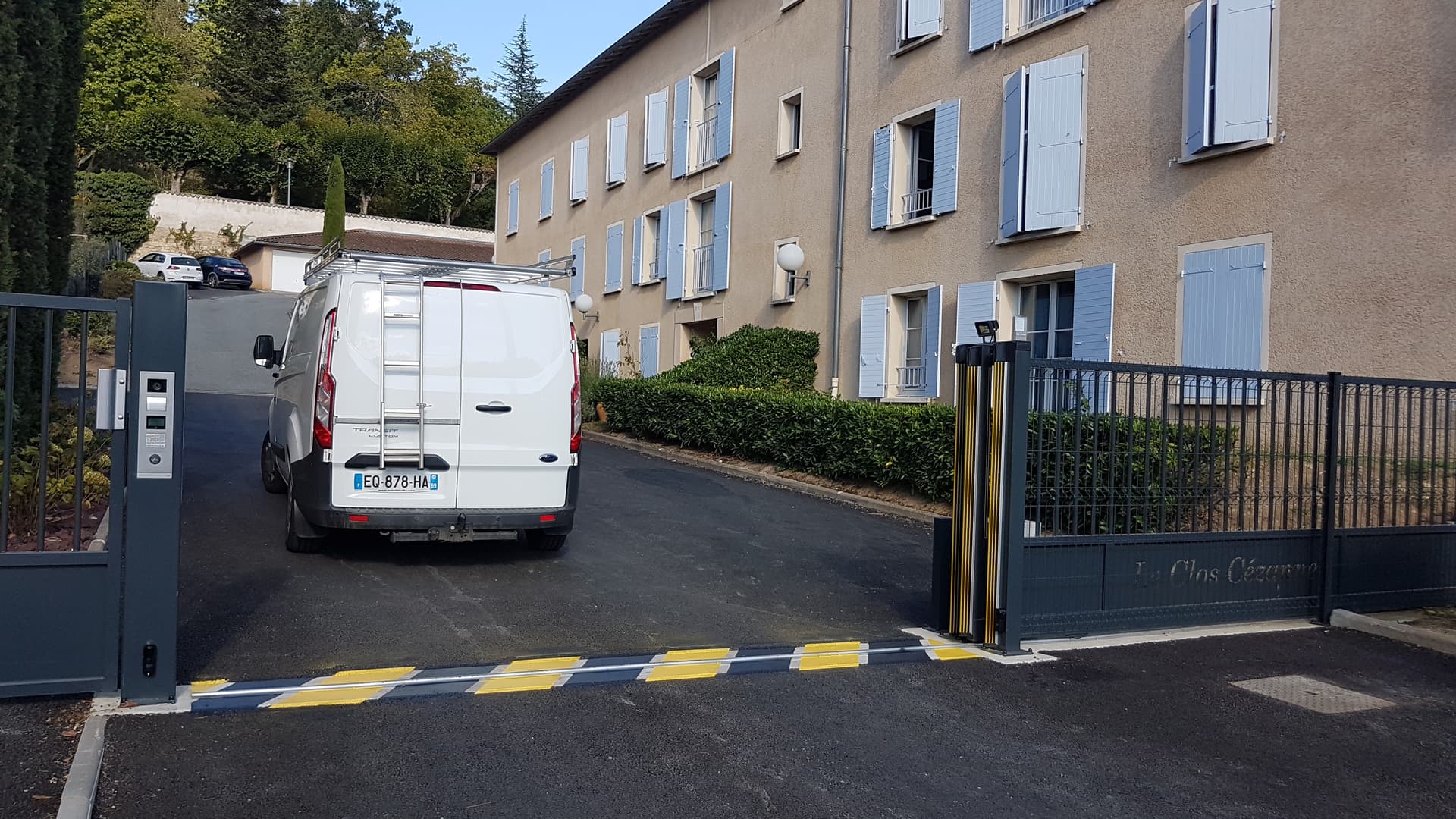 Portail copropriété aluminium THERA Fermetures
