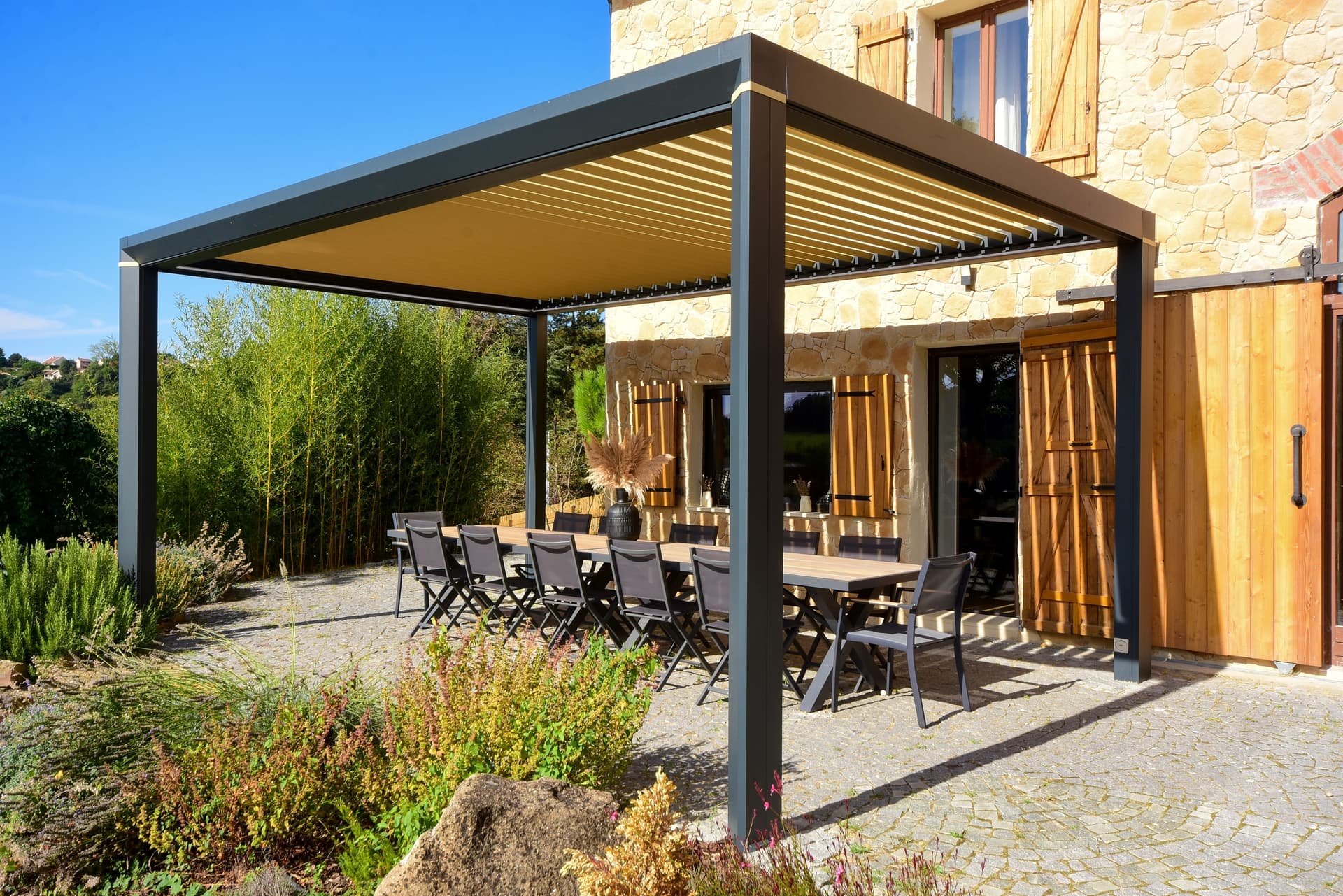 Pergola bioclimatique installée à Limonest par THERA Fermetures