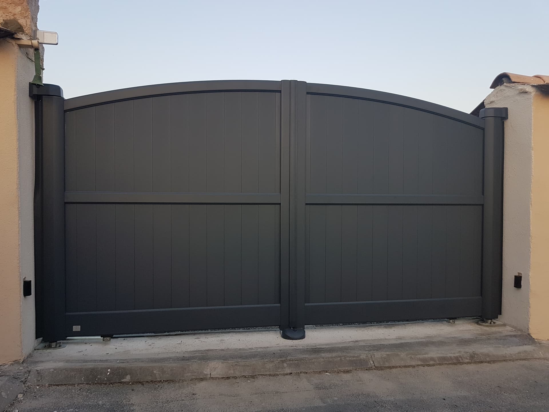 Portail aluminium Arnas THERA Fermetures