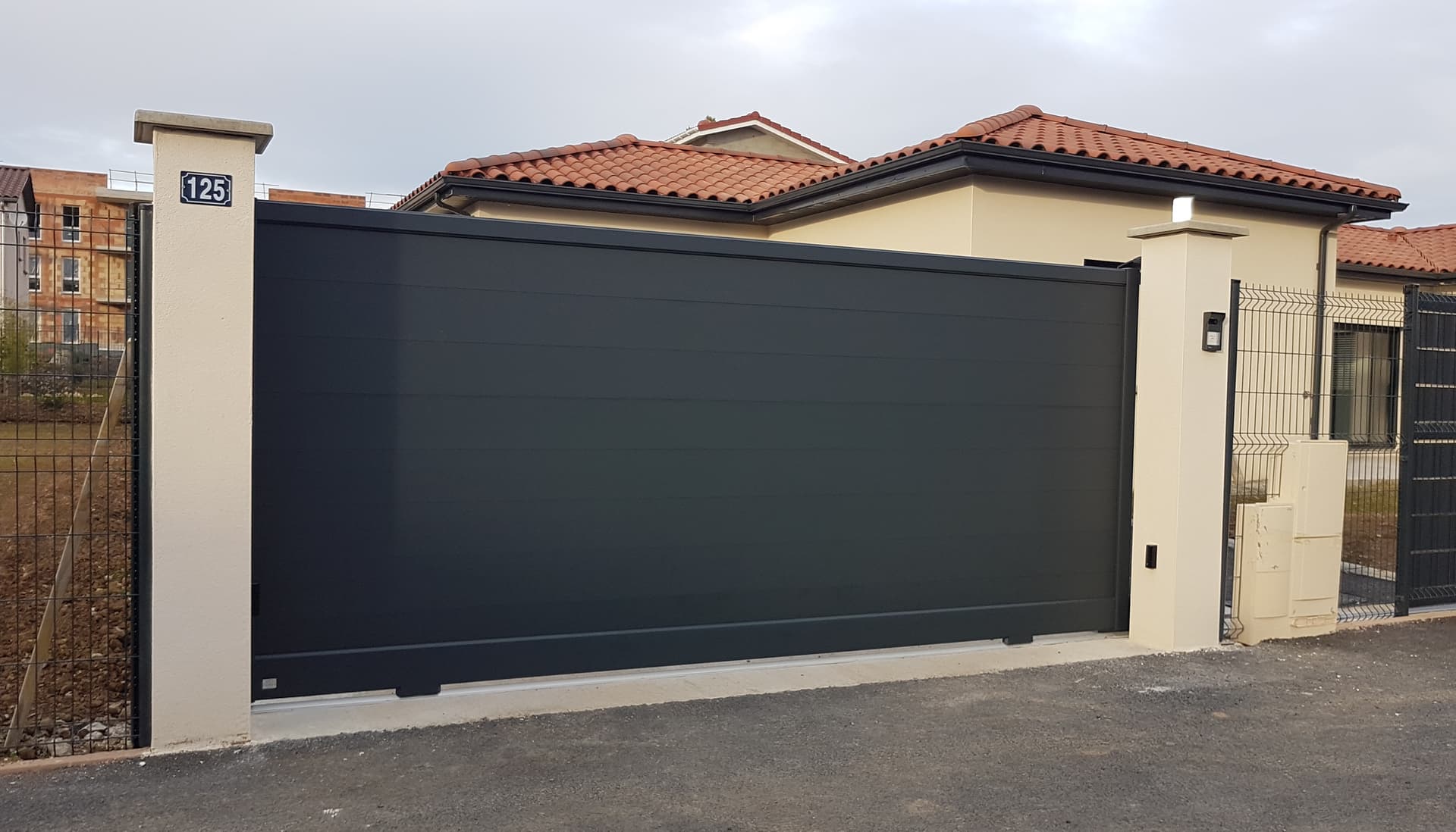 Portail aluminium sur mesure installé à Arnas par THERA Fermetures