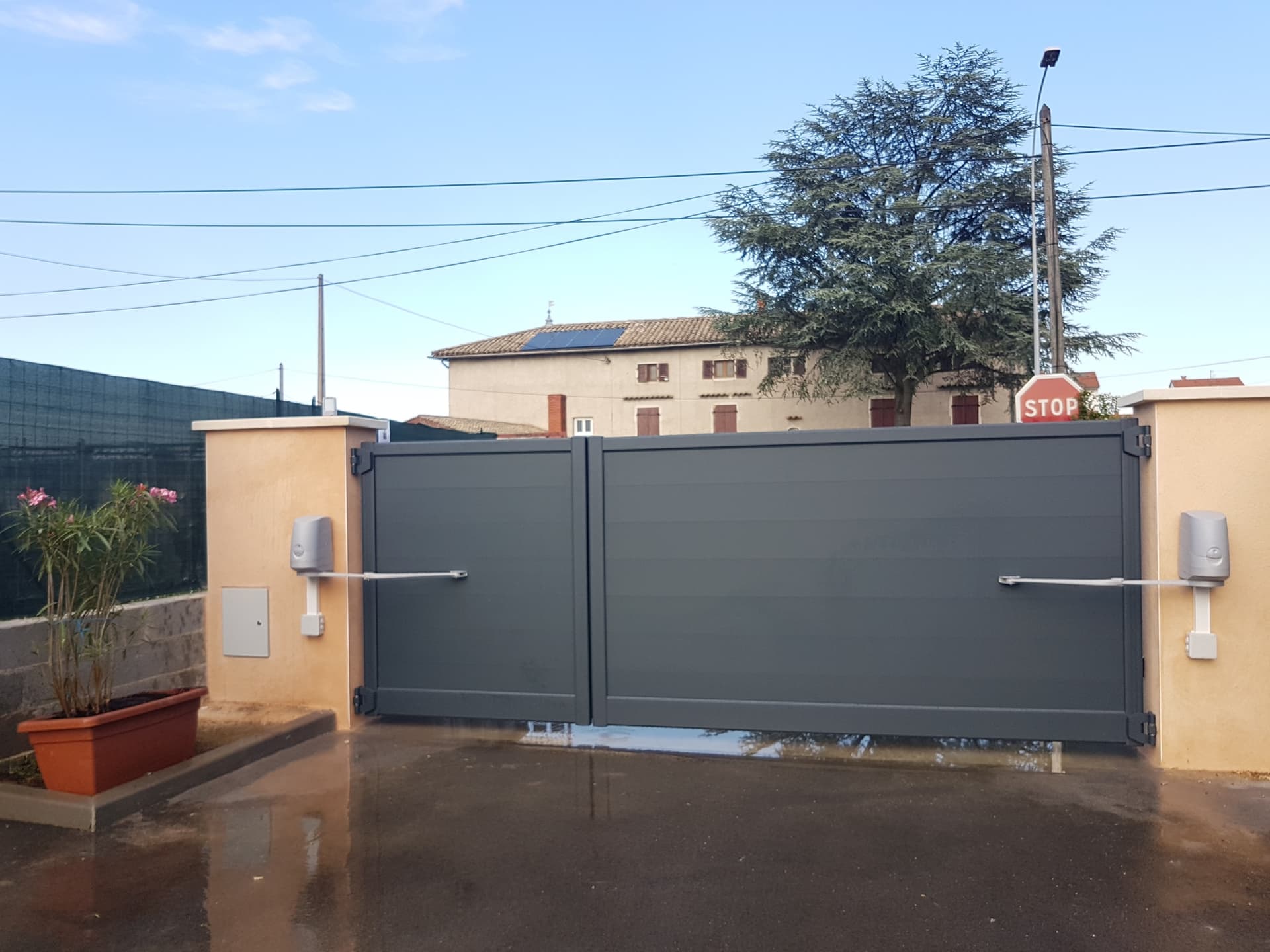 Portail battant aluminium installé à Belleville