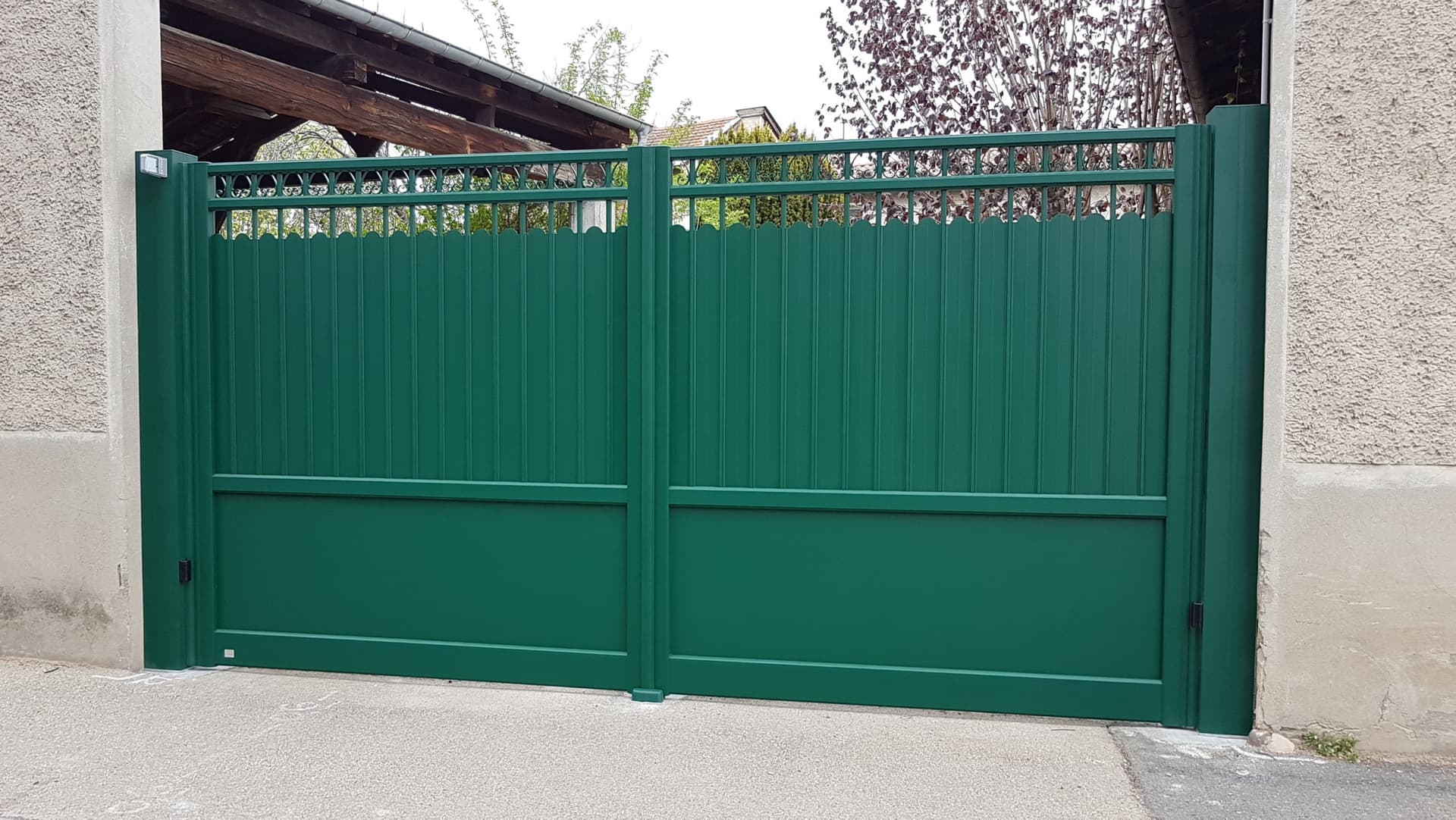 Portail coulissant aluminium installé à Chasselay