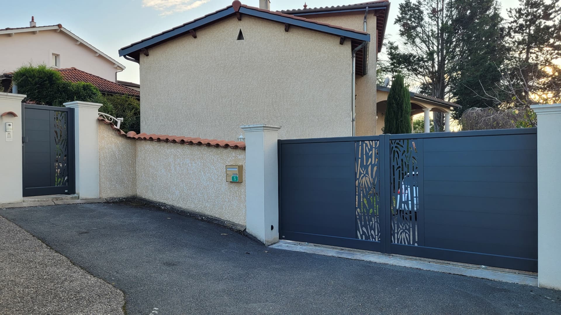 Portail battant aluminium installé à Lozanne